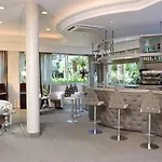 Aparthotel The Originals Residence, Les Strelitzias 4*