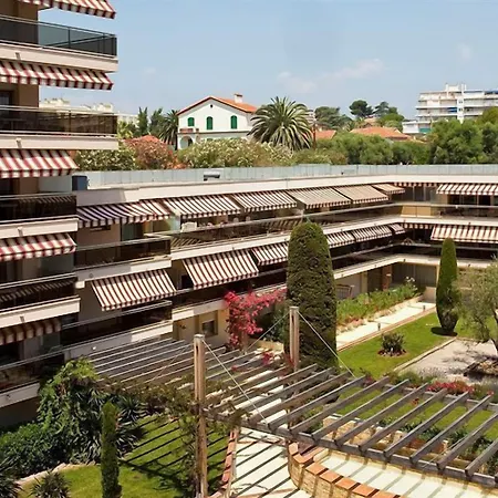 Ξενοδοχείο με διαμερίσματα The Originals Residence, Les Strelitzias Ζουάν λε Πιν