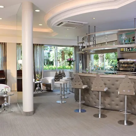 Aparthotel The Originals Residence, Les Strelitzias 4*