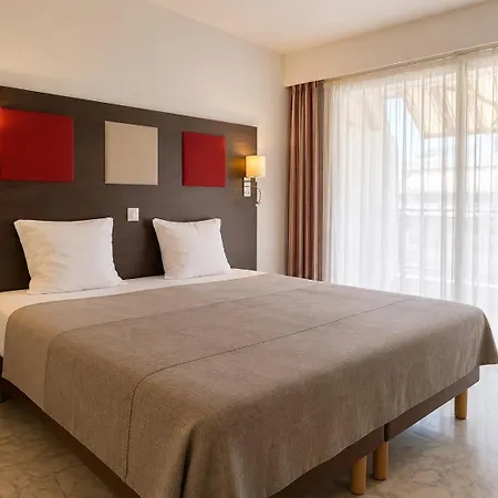 アパートホテル The Originals Residence, Les Strelitzias 4*